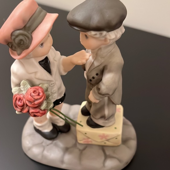 Kim Anderson’s Pretty as a Picture figurine. Porcelain figurine NIB - Picture 10 of 10